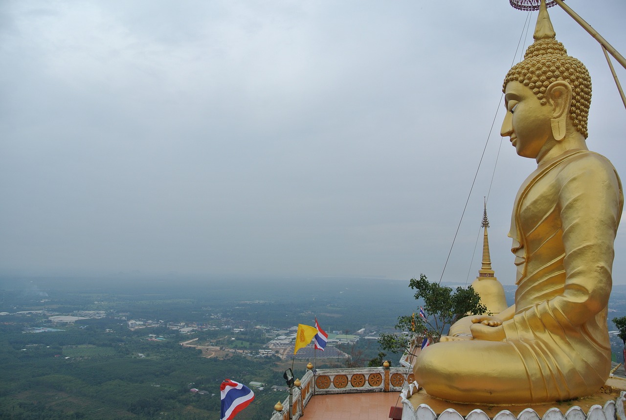 Золотая статуя Будды в Тайланде